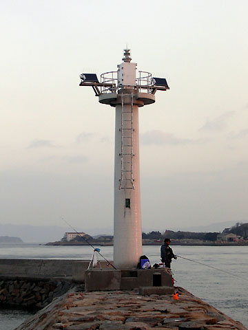 与島港三号防波堤灯台