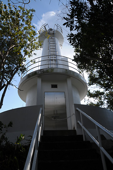 久礼港双名南島灯台