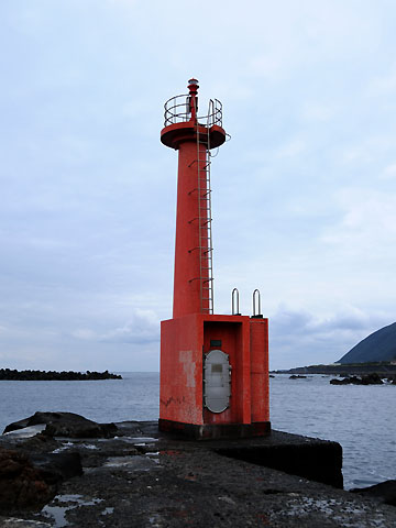 三津港北防波堤灯台
