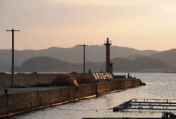 粟田港北防波堤灯台