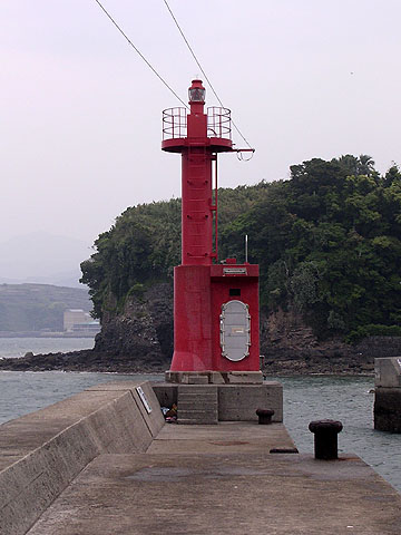 京泊港西防波堤灯台