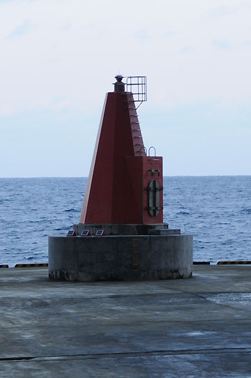 御蔵島港ふ頭灯台